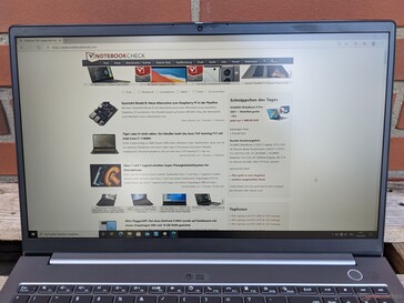 De Lenovo ThinBook 15 Gen2 buitenshuis gebruiken (in de schaduw op een zonnige dag)