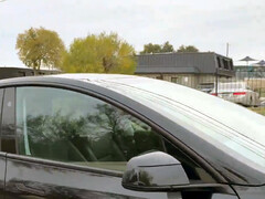 Tesla Model Y in Austin zonder toezichthouder in de auto (bron: Mandablorian/X)