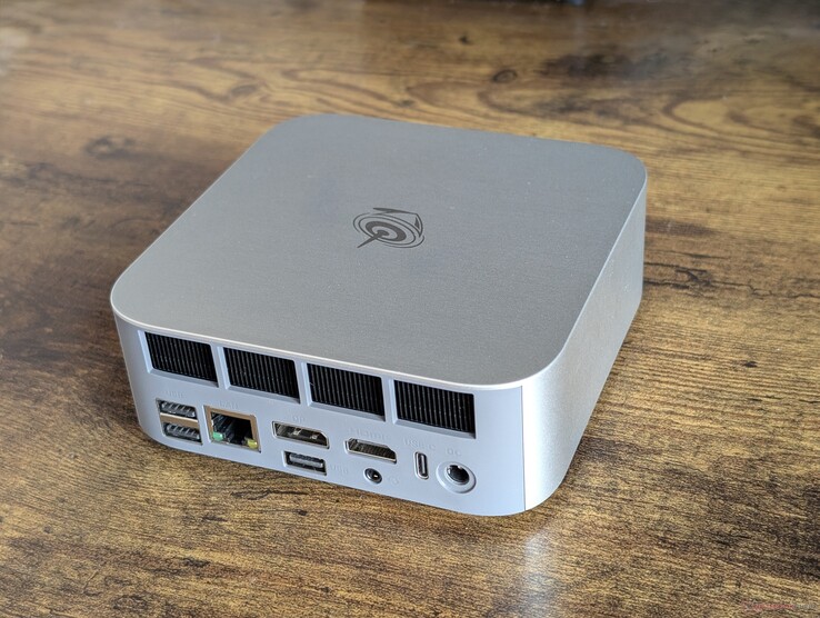 Achterkant: 2x USB-A 3.2 Gen. 2 (10 Gbps), RJ-45 (2,5 Gbps), DisplayPort 1.4, USB-A 2.0, HDMI 2.1, 3,5 mm headset, USB-C 10 Gbps w/ DisplayPort + Power Delivery, AC-adapter