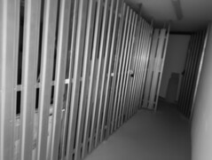 Nachtzichtbeeld van de keldergang: Op 10 meter afstand zijn nog details op de muur te zien.