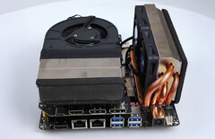 De FA65G heeft aangepaste CPU- en GPU-koelers en een zeldzame MXM GPU-opstelling. (Afbeelding bron: 小明白 op Youtube)