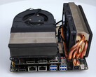 De FA65G heeft aangepaste CPU- en GPU-koelers en een zeldzame MXM GPU-opstelling. (Afbeelding bron: 小明白 op Youtube)