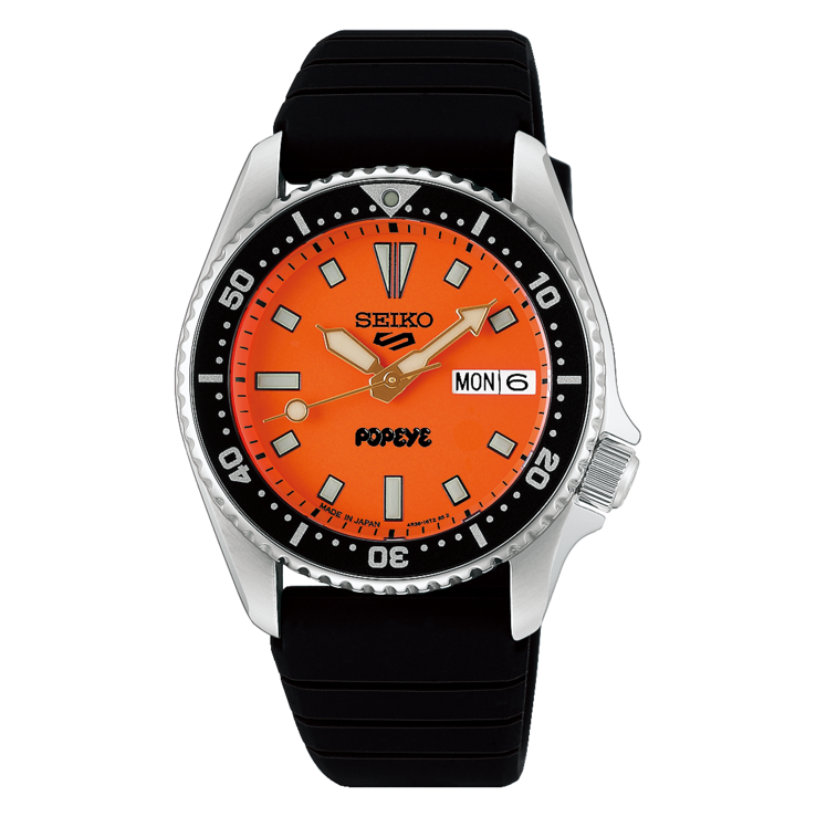 Vooraanzicht van de Seiko 5 Sports x Popeye HDB013, met zijn oranje wijzerplaat, zwarte draaibare lunette,