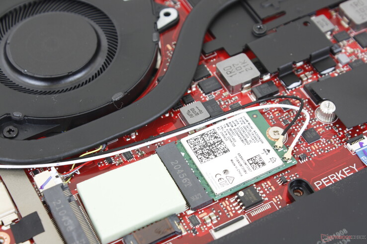 Asus verstopt de M.2 WLAN module graag onder de M.2 SSD's