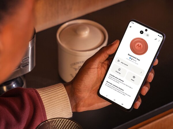 Er is een bijbehorende app voor toegang tot extra functies.