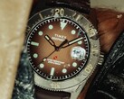 Huckberry x Timex Deepwater Reef 200 duikhorloge met een bruine wijzerplaat, roestvrijstalen kast, zwarte bezel en bijpassende bruine band.