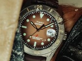 Huckberry x Timex Deepwater Reef 200 duikhorloge met een bruine wijzerplaat, roestvrijstalen kast, zwarte bezel en bijpassende bruine band.