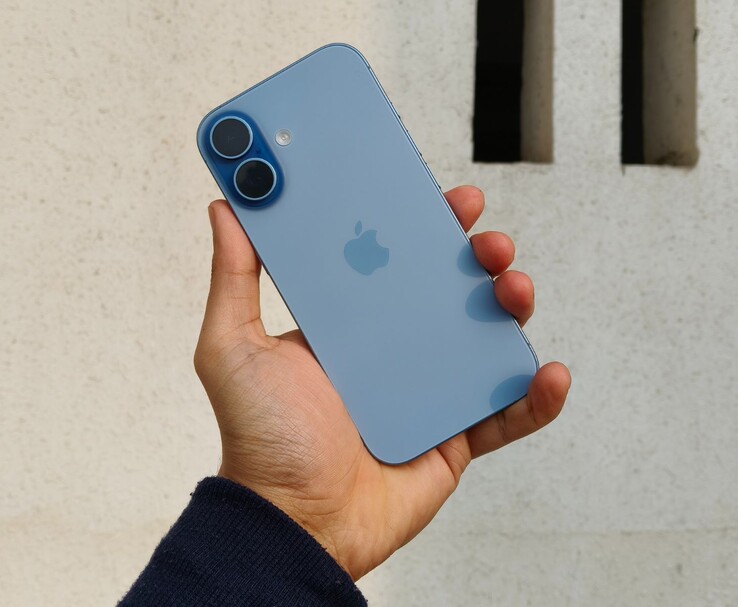 Achterontwerp van de blauwe Apple iPhone 16, met dubbele camera-indeling en glazen achterkant (Afbeelding bron: Yetnesh Dubey)