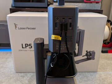 LP5 standaardconfiguratie achteraanzicht met USB-poorten, stekker en veiligheidssleutel.