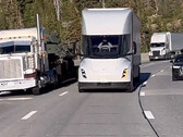 Tesla Semi passeert ICE-vrachtwagens bij Donner Pass (afbeelding: Zanegler/Twitter)