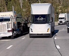 Tesla Semi passeert ICE-vrachtwagens bij Donner Pass (afbeelding: Zanegler/Twitter)