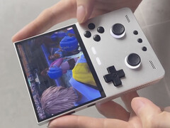 De TrimUI Brick Pro speelt Final Fantasy XV. (Afbeeldingsbron: via Neon Rabbit)