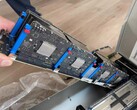 Acht Apple M5-kaarten gemonteerd op één draagstrip, onderdeel van een grotere serverblade