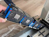Acht Apple M5-kaarten gemonteerd op één draagstrip, onderdeel van een grotere serverblade