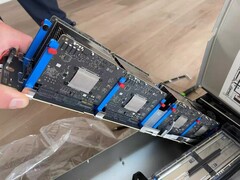 Acht Apple M5-kaarten gemonteerd op één draagstrip, onderdeel van een grotere serverblade
