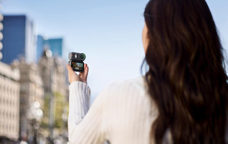 De Osmo Nano met het dock (Afbeelding bron: DJI)