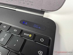 Praktisch: Het kleine display toont het batterijniveau & meer.