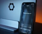 Een smartphone met een AI-chatinterface die in één hand past