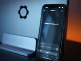 Een smartphone met een AI-chatinterface die in één hand past