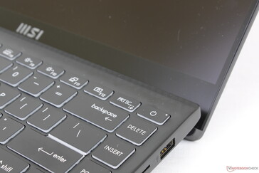 Het deksel tilt de basis schuin op wanneer het wordt geopend, zoals bij veel Asus ZenBook- of VivoBook-modellen