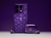 De Motorola Signature en Moto Buds 2 Plus in Pantone Violet Indigo.