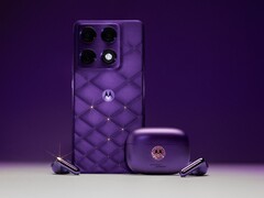 De Motorola Signature en Moto Buds 2 Plus in Pantone Violet Indigo.