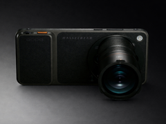 De Find X9 Ultra met een teleconverter als accessoire.