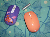 De Bluetooth-muis, rechts, naast een nu uit de handel genomen muis van US$6 van een veel minder bekend merk, links (Afbeeldingsbron: Own)
