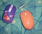 De Bluetooth-muis, rechts, naast een nu uit de handel genomen muis van US$6 van een veel minder bekend merk, links (Afbeeldingsbron: Own)