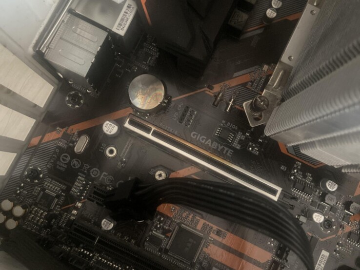 Gigabyte-moederbord met brandvlekken op het PCIe-slot. (Afbeeldingsbron: user_634494 op Quasar Zone)