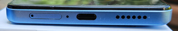 Onderkant: SIM-sleuf, microfoon, USB-C poort, luidspreker