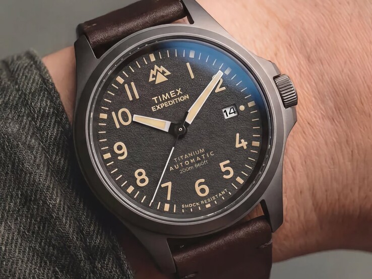 Een Timex Expedition Field Post Titanium-horloge, gedragen om de pols, met zicht op de zwarte wijzerplaat en de zwarte titanium kast.