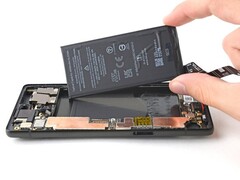 Het is nu mogelijk om de batterij van de Pixel 6a te vervangen door een echt Google-onderdeel. (Beeldbron: iFixit)