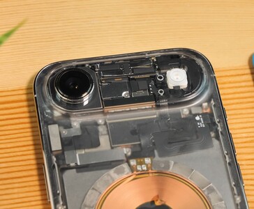 Close-up van transparante iPhone Air met de zichtbare cameramodule, flitser en interne onderdelen onder het transparante achterpaneel. (Afbeeldingsbron: Phone Repair Guru via YouTube)