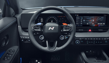 Het stuurwiel van de Ioniq 5 N is voorzien van een groot N-logo, een N Grin Boost-knop en schakelflippers. (Afbeelding bron: Hyundai)