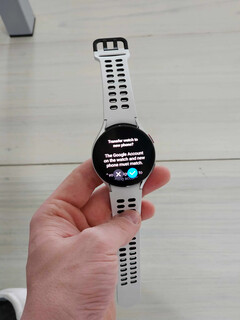Een Galaxy Watch op de nieuwste One UI 5 bèta bereidt zich voor om over te schakelen van de ene smartphone naar de andere. (Bron: 9to5Google)