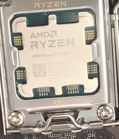 De AMD Ryzen 7 7700X lijkt de verwachte single- en multi-core winst ten opzichte van de Ryzen 7 5800X te laten zien. (Afbeelding Bron: Cortexa99 op Anandtech Forums)