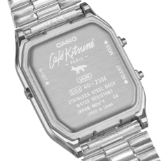 Achterkant van de Casio AQ-230ECK-3A met een vossenlogo en het Café Kitsuné-merk.