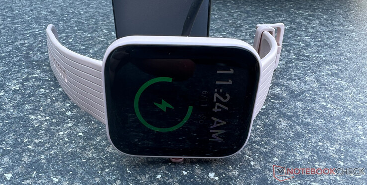 De Amazfit Bip 3 Pro wordt opgeladen via een magnetische USB-oplaadkabel