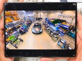 Op zoek naar sporen van tiranium haalt het YouTube-kanaal JerryRigEverything de Samsung Galaxy Z Fold8 uit elkaar.