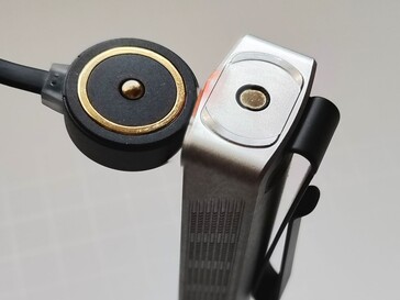 De Olight ArkPro Stars & Stripes-zaklamp kan worden opgeladen met het meegeleverde magnetische oplaadstation.