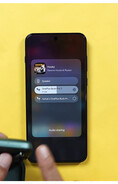 De interface voor het delen van audio op een OnePlus-telefoon, waarop twee gekoppelde sets draadloze oordopjes te zien zijn die beschikbaar zijn voor gelijktijdige audioweergave.