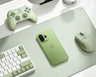 De OnePlus 15T heeft naar verluidt een 360° surround krachtige antenneopstelling. Afgebeeld: de telefoon naast een muis, controller en toetsenbord.