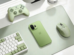 De OnePlus 15T heeft naar verluidt een 360° surround krachtige antenneopstelling. Afgebeeld: de telefoon naast een muis, controller en toetsenbord.