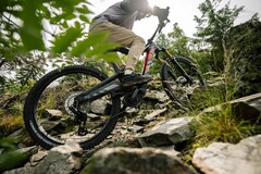 De Rotwild R.EX e-bike (foto) heeft een verhoogd boxframe-ontwerp met een lichtgewicht 864Wh IPU Gen4 accu en een Avinox motor met een koppel van 105Nm. (Afbeelding bron: Rotwild)
