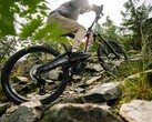 De Rotwild R.EX e-bike (foto) heeft een verhoogd boxframe-ontwerp met een lichtgewicht 864Wh IPU Gen4 accu en een Avinox motor met een koppel van 105Nm. (Afbeelding bron: Rotwild)