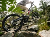 De Rotwild R.EX e-bike (foto) heeft een verhoogd boxframe-ontwerp met een lichtgewicht 864Wh IPU Gen4 accu en een Avinox motor met een koppel van 105Nm. (Afbeelding bron: Rotwild)