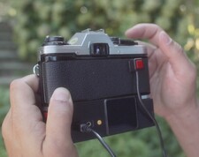 Het hele apparaat met basis en ontspanknop (Afbeelding Bron: I'm Back Film)