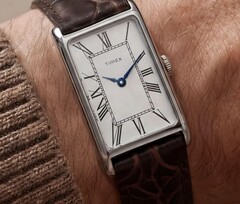 De kast is van gepolijst roestvrij staal, 21 mm breed, 36 mm van lug tot lug en 8,5 mm dik, en wordt aangedreven door een standaard quartz-uurwerk.
