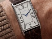 De kast is van gepolijst roestvrij staal, 21 mm breed, 36 mm van lug tot lug en 8,5 mm dik, en wordt aangedreven door een standaard quartz-uurwerk.